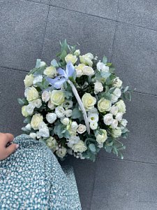 Цветы в корзине 005 из роз, эустомы , брунии и кустовой розы